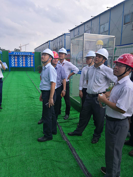 1561690103833527.jpg 陪同領(lǐng)導(dǎo)和同行觀摩和交流.jpg